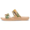 Klassiske Crocs-clogs med camouflagemønster “Tan Green”