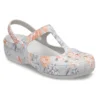 Sandaler med hvide blomster