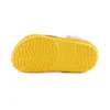 Små Crocs-strand-sandaler i gul