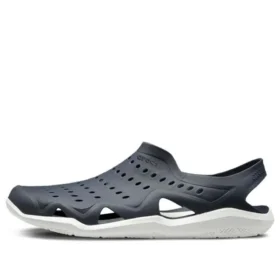Sorte og hvide sandaler
